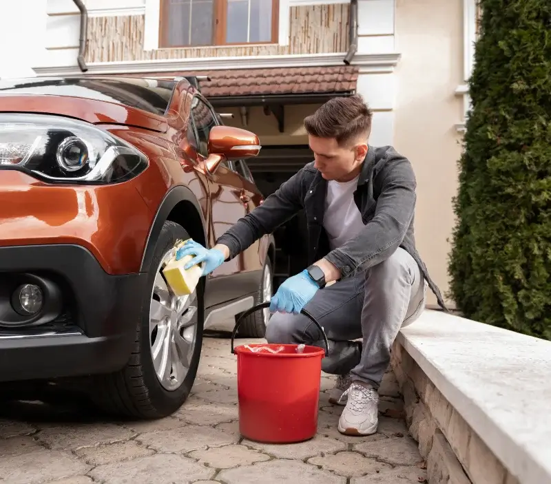 Lavage auto à domicile Sistels : professionnel intervenant sur un véhicule